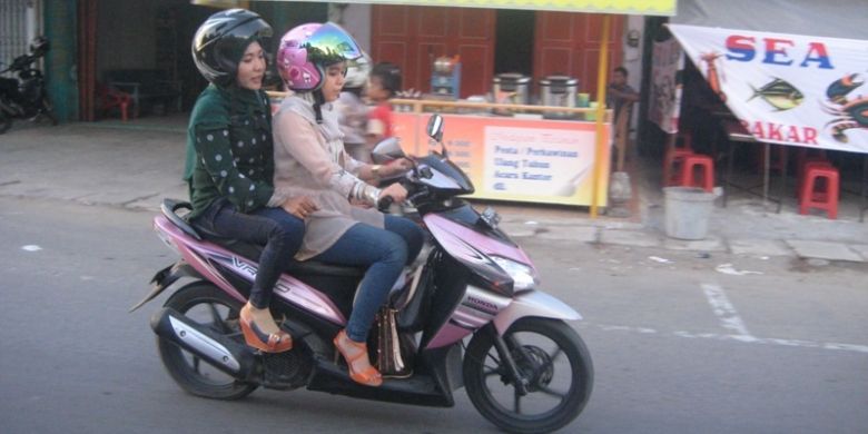 Cara Atur Posisi Duduk saat Naik Motor