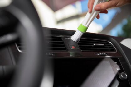 Cara Membersihkan Lubang Ventilasi AC Mobil