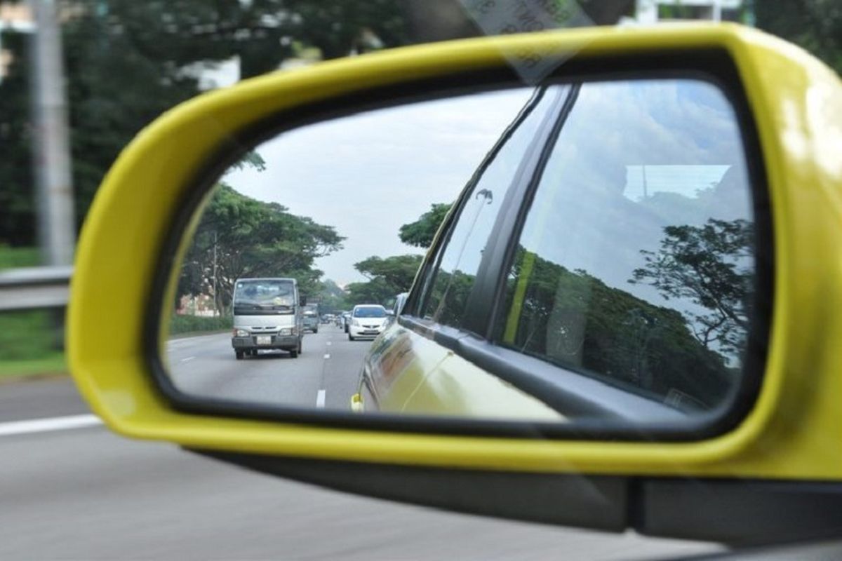 Cara Mengatur Spion Mobil