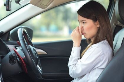 Cara Menghilangkan Bau Apek di Dalam Mobil