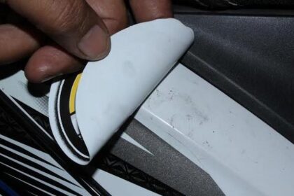 Cara Menghilangkan Bekas Lem Stiker Motor