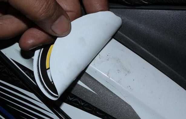 Cara Menghilangkan Bekas Lem Stiker Motor