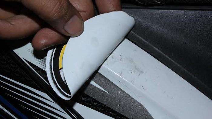 Cara Menghilangkan Bekas Lem Stiker Motor