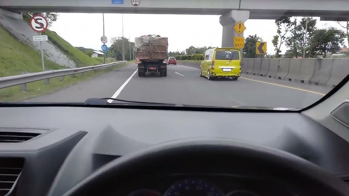 Cara Menyetir Mobil di Jalan Tol