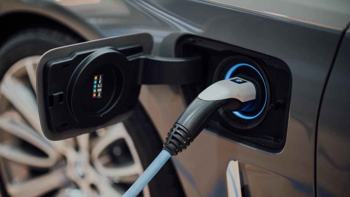 Cara Merawat Baterai Mobil Listrik