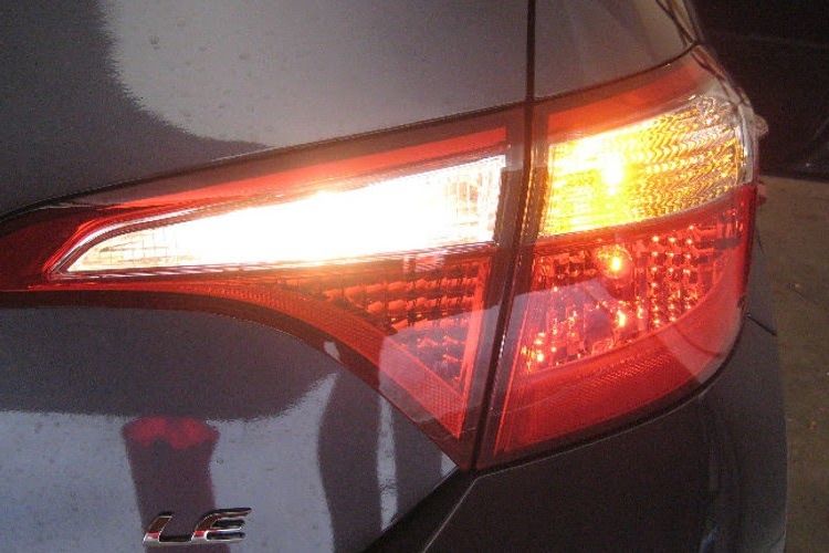 Jarak Aman Menyalakan Lampu Sein