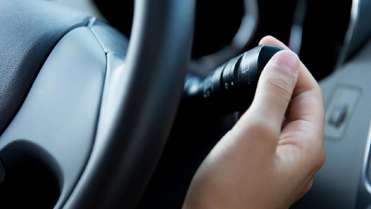 Jarak Ideal Menyalakan Lampu Sein di Jalan