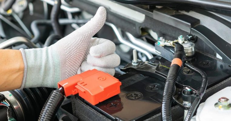 Cara Melepas dan Memasang Aki Mobil