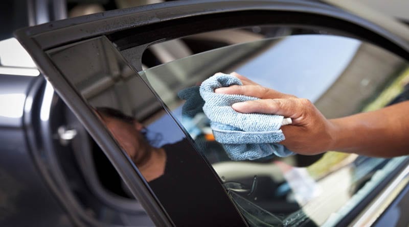 Cara Membersihkan Kaca Mobil yang Kotor