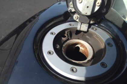 Cara Membersihkan Tangki Motor yang Kotor