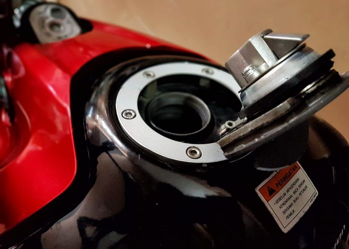 Cara Membersihkan Tangki Motor yang Kotor
