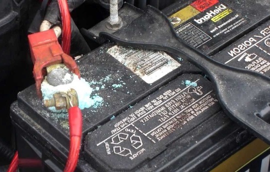Cara Mengatasi Kerak Jamur di Terminal Aki Mobil