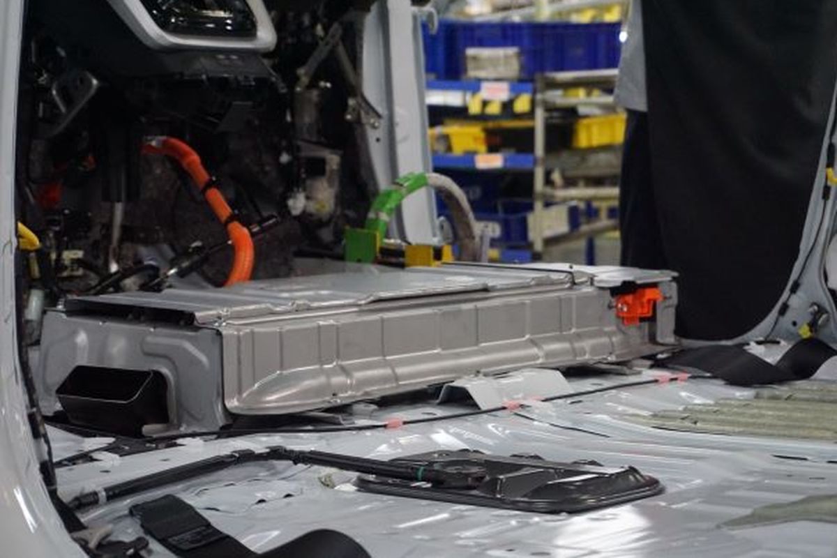 Menjaga Baterai Mobil Hybrid