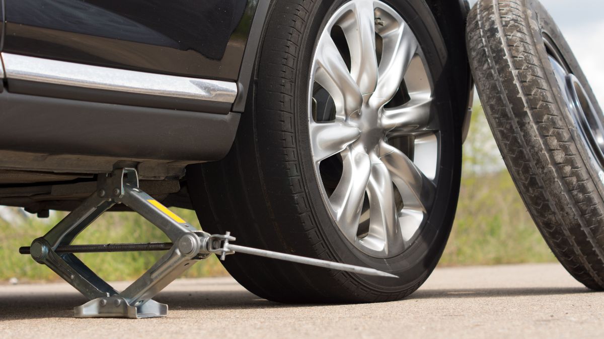 Tips Mendongkrak Mobil dengan Aman