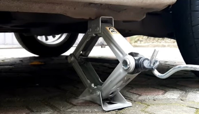 Tips Mendongkrak Mobil dengan Aman